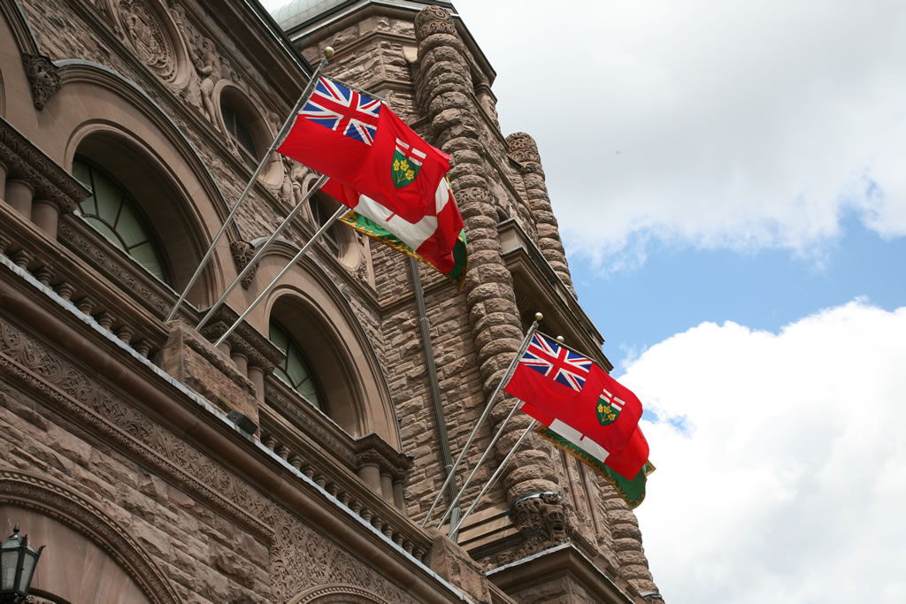 Drapeau de l'Ontario flottant au-dessus de l’entrée principale au sud de l'édifice de l'Assemblée législative.