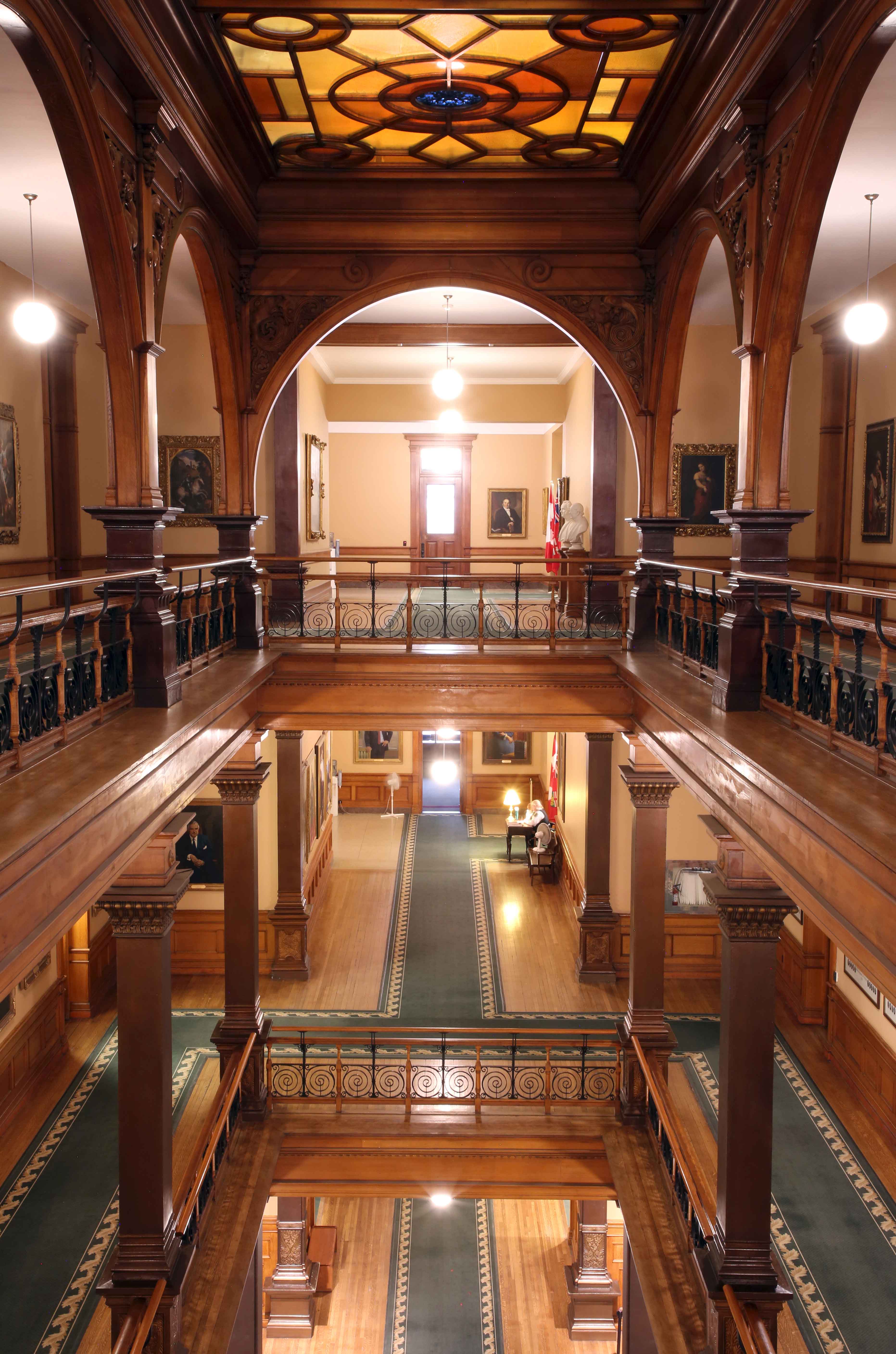 Une vue complète des trois niveaux de l'aile Est du Palais législatif.
