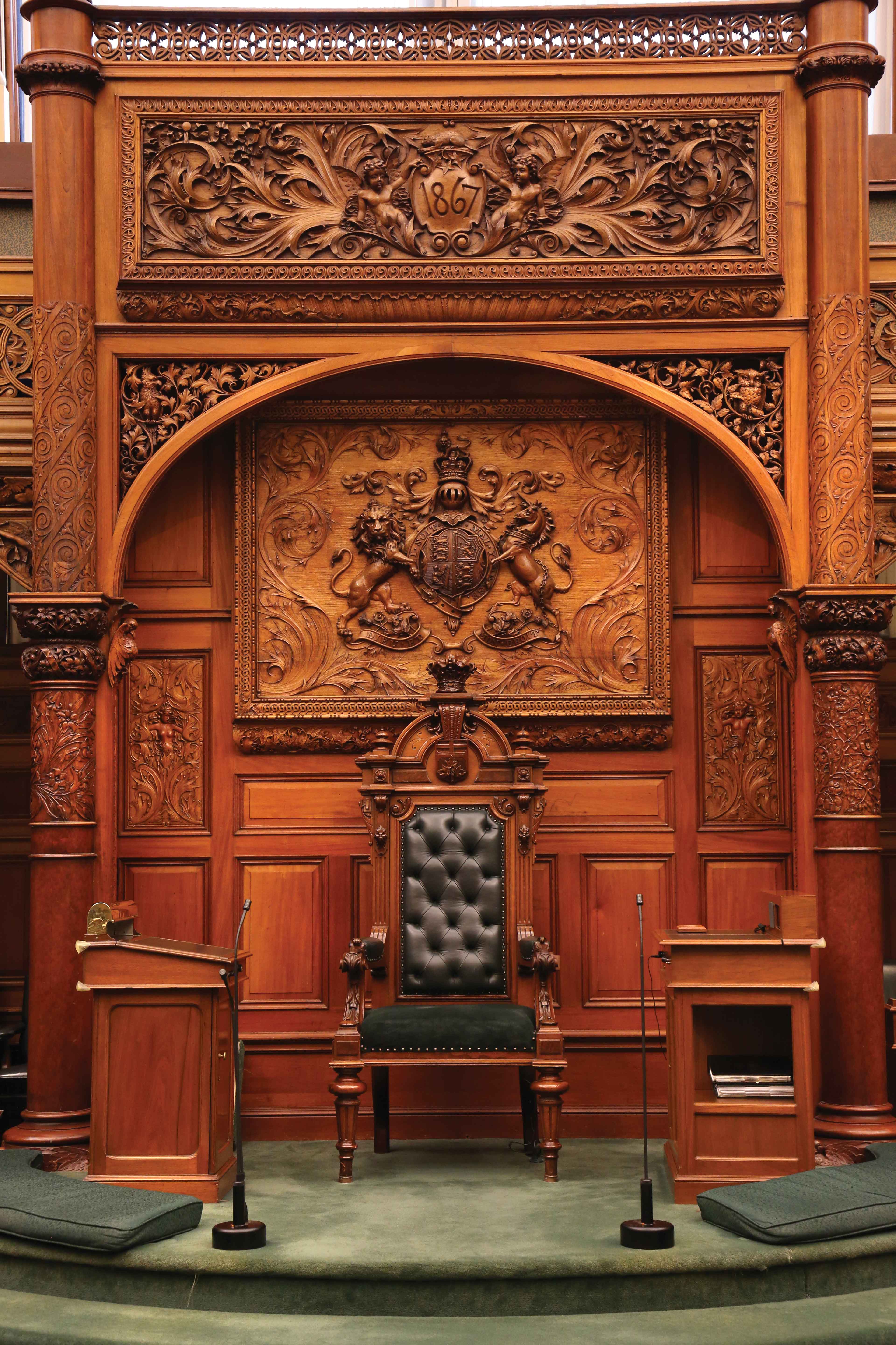 Le trône orné sur lequel siège le Président.