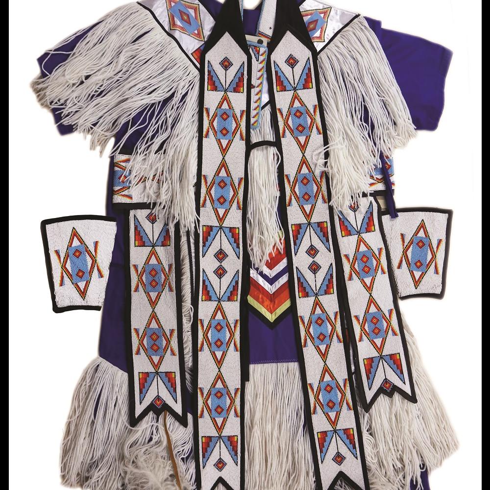 Image d'une costume de la danse des herbes sacrées - la Première Nation de Whitefish River