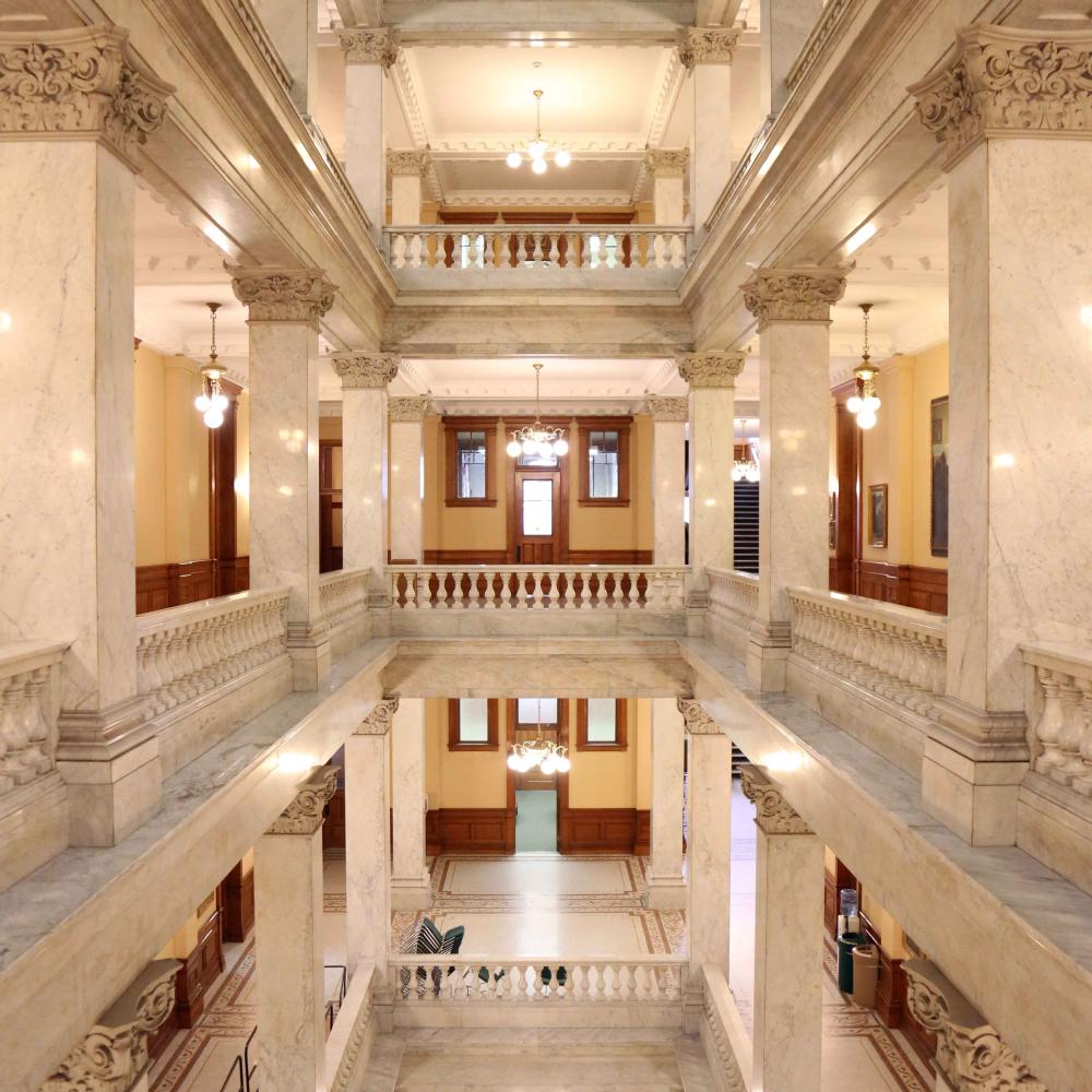 Les quatre niveaux de l’aile ouest ornée de marbre du Palais législatif.