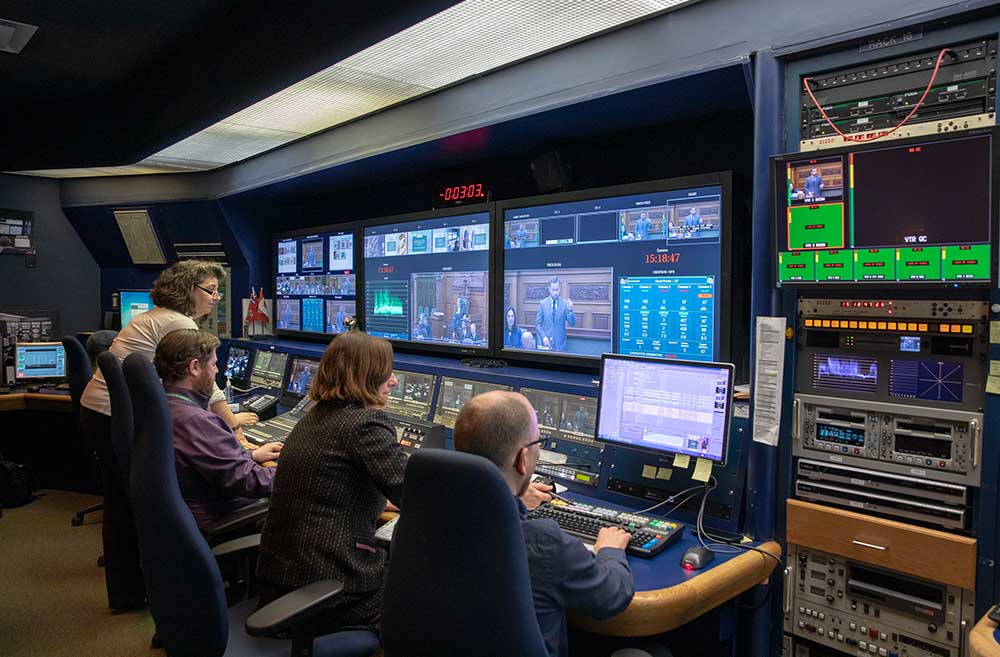quatre opérateurs de diffusion dans la salle de contrôle