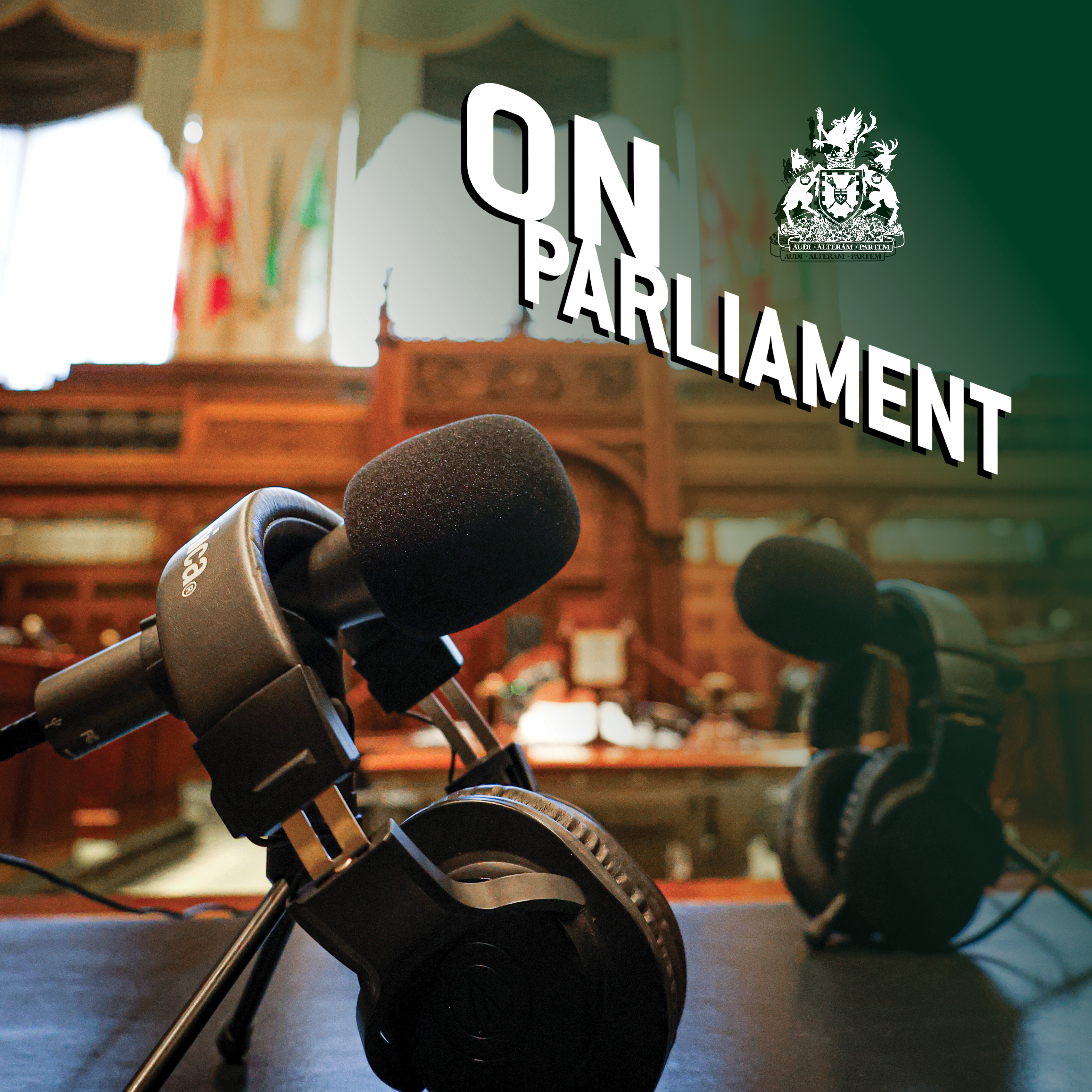 deux ensembles de microphones et de casques et logo de balado