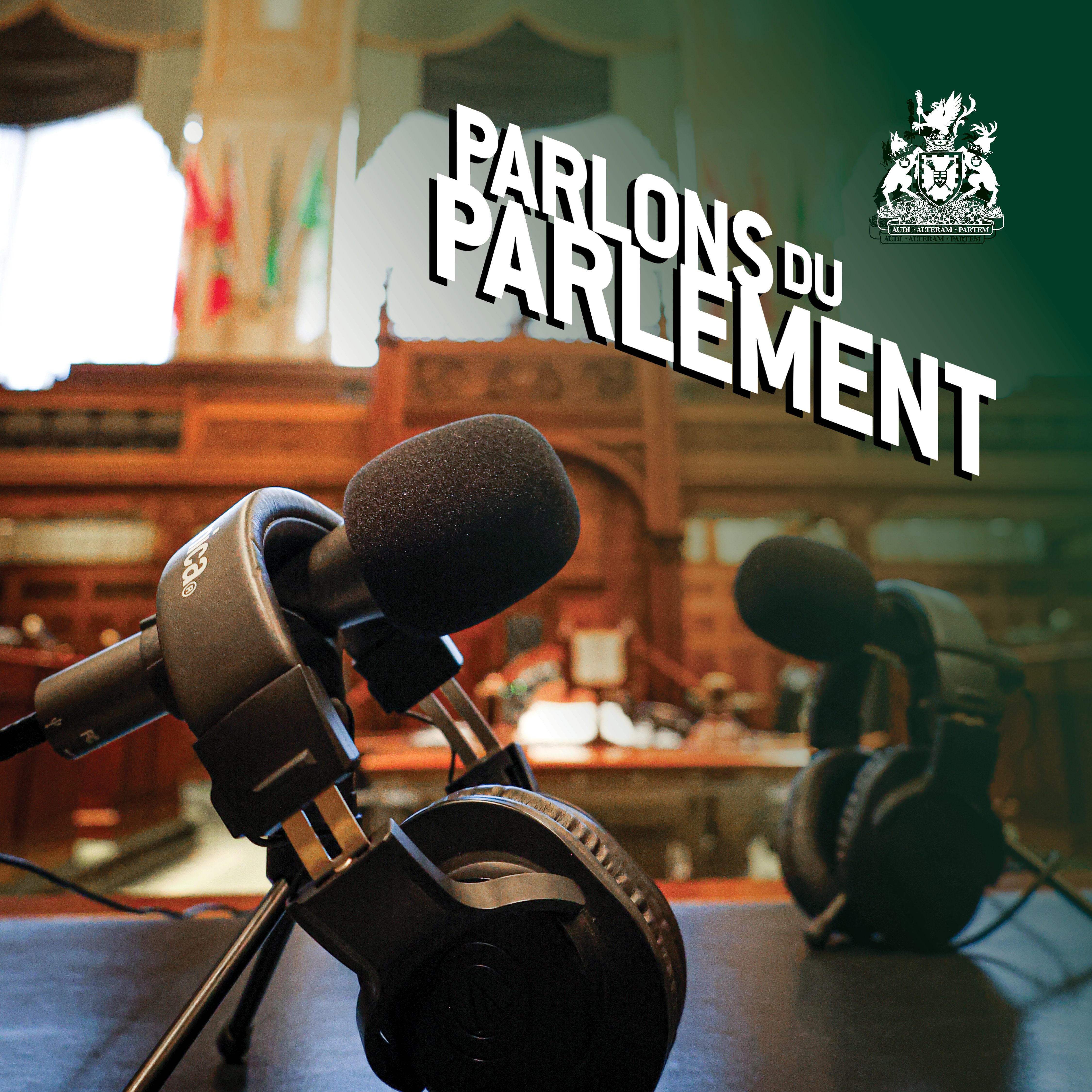 deux ensembles de microphones et de casques et logo de balado
