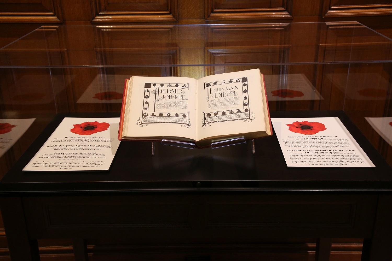 Exposition du Livre du Souvenir de la Seconde Guerre mondiale à l'édifice de l'Assemblée législative de l'Ontario