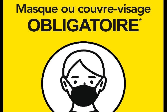 Affiche portant la mention « Masque ou couvre-visage OBLIGATOIRE », qui surmonte le dessin d’une personne portant un masque lui couvrant la bouche et le nez.