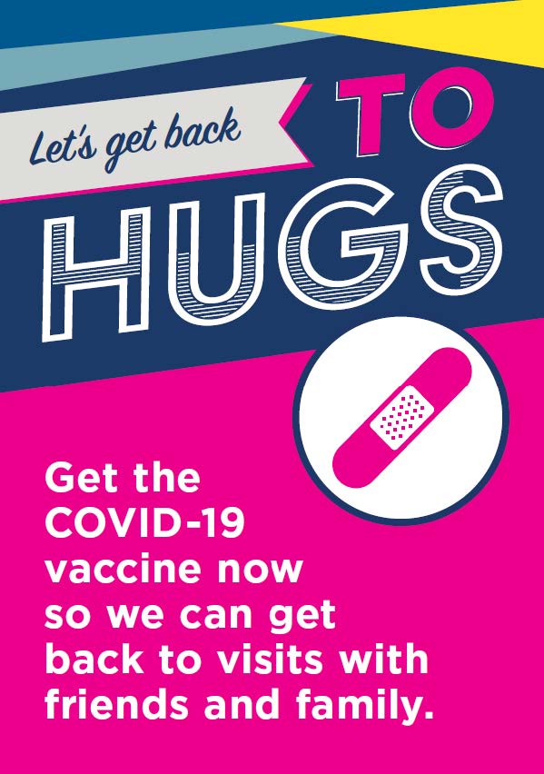 Une affiche de rue colorée avec une image d'un bandage rose et le texte en anglais : "Let's get back to hugs. Get the COVID-19 vaccine now so we can get back to visits with friends and family."