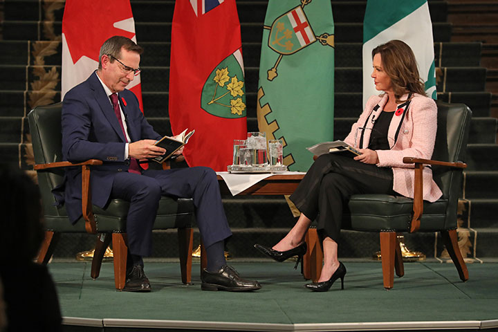 Deux personnes assises dans des fauteuils qui se font face.