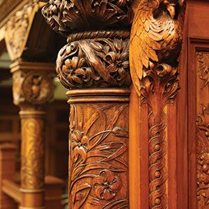 Détail de la colonne en bois sculpté