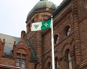 Le drapeau franco-ontarien devant l'édifice législatif