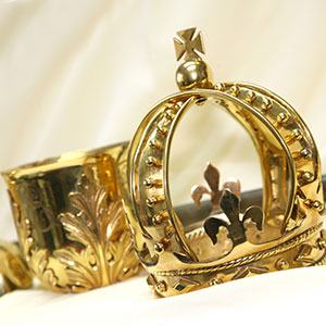  La couronne de masse de cérémonie sur fond beige.