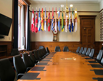 une salle de réunion avec une longue table et des chaises