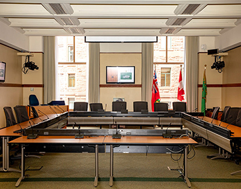 salle de comité vide avec des tables dans un carré