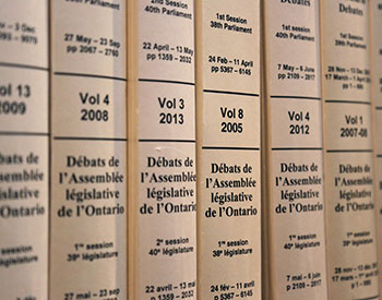 plusieurs volumes reliés du Hansard