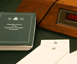 Une image d'un livre du Règlement de l'Assemblée législative.