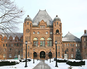 extérieur du bâtiment législatif avec de la neige au sol