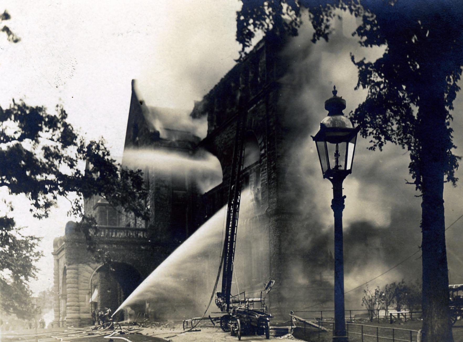 L'aile ouest de l'édifice de l'Assemblée législative de l'Ontario en flammes, le 9 septembre 1909.