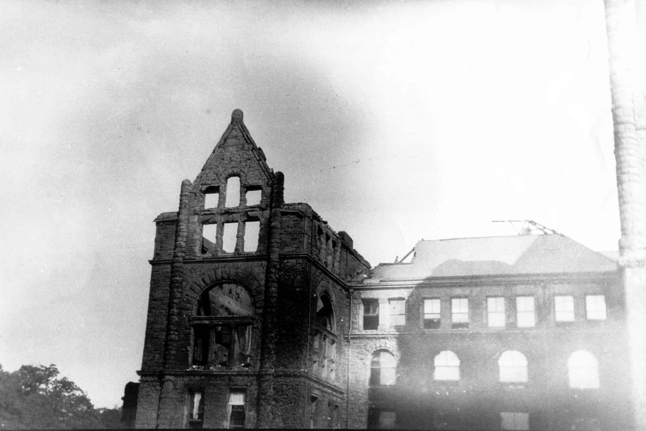 The west wing of the Legislative Building after the fire of 1909. 