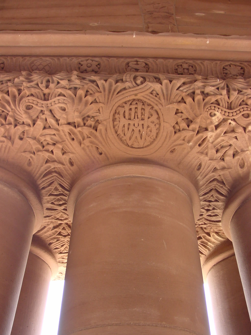 Initiales de l'architecte Richard A. Waite, gravées dans le haut d'une colonne jouxtant l'entrée sud de l'édifice de l'Assemblée législative.
