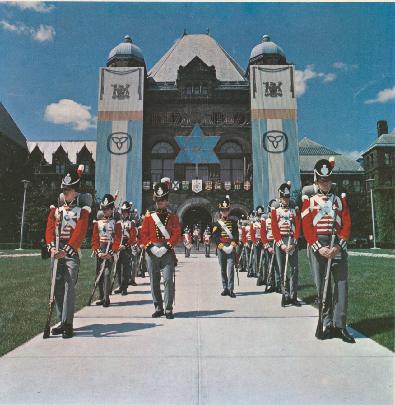 Photo de la garde d'honneur de Fort York devant l'édifice de l'Assemblée législative de l'Ontario, 1967