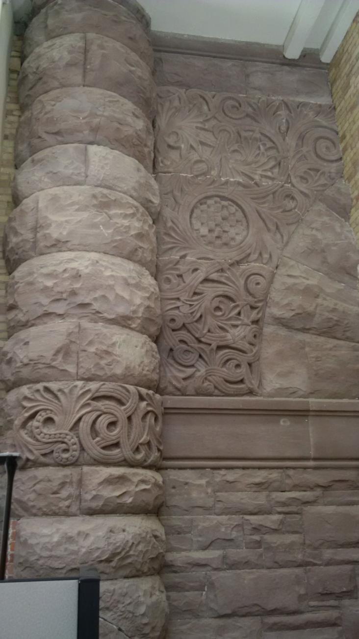 Photo du grès sculpté sur le mur est de la salle 500