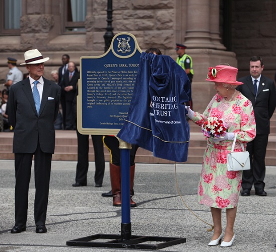 Queen Elizabeth unveils Queen's Park plaque, 2010