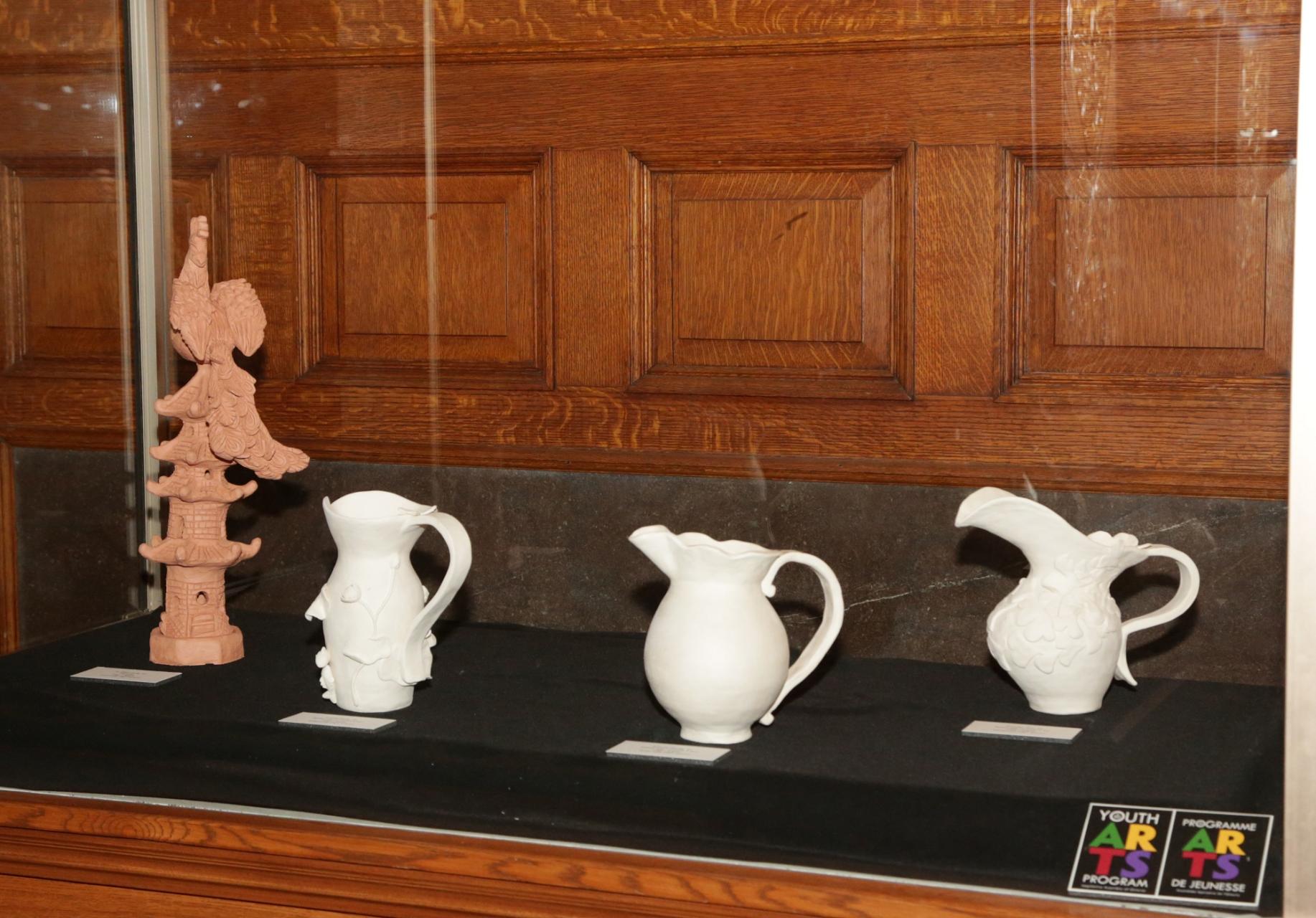 Sculptures en poterie créées par des participantes et participants du Programme d’arts pour les jeunes en 2013