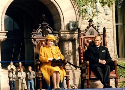 Photo du duc d'Édimbourg avec Sa Majesté la reine Elizabeth II devant l'édifice législatif de l'Ontario pendant la visite royale de 1984