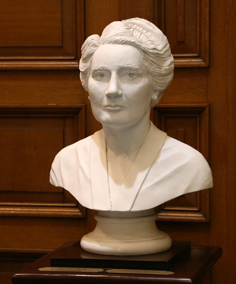 Photo d'un buste d'Agnes Macphail