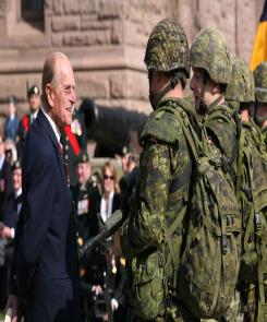 Le duc d'Édimbourg avec des membres du Royal Canadian Regiment en 2013