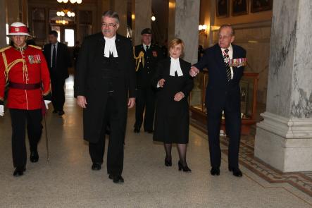 Le duc d'Édimbourg promène l'aile ouest de l'édifice législatif de l'Ontario accompagner du président Dave Levac et la greffière Deborah Deller pendant la visite royale de 2010.