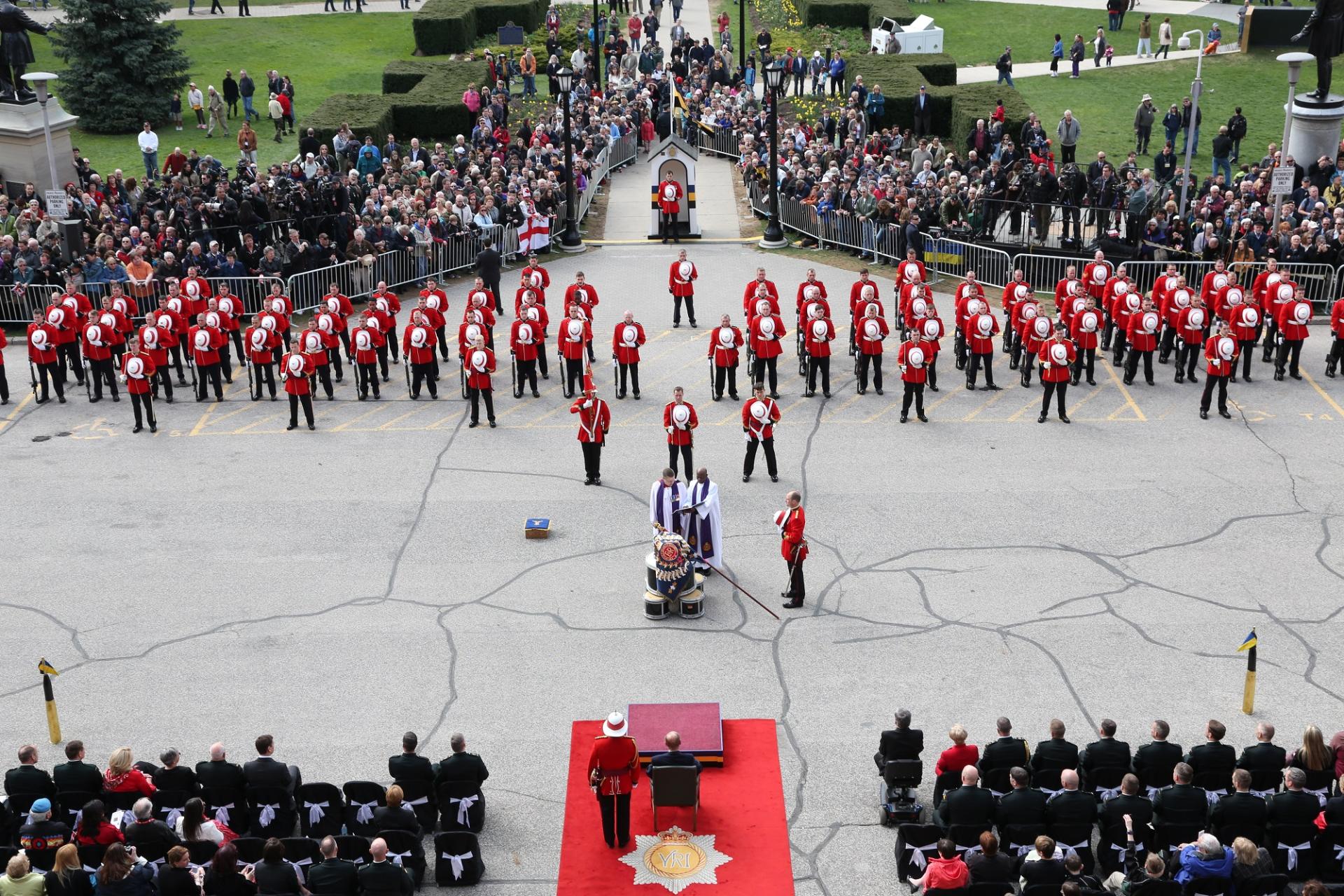 Le duc d’Édimbourg observe la cérémonie de présentation des nouvelles couleurs régimentaires sur le terrain de l’Assemblée législative de l’Ontario, 2013 