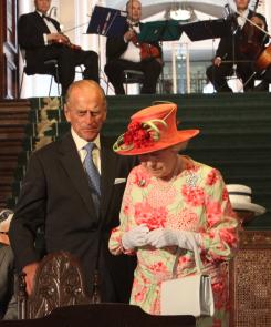 Le duc d'Édimbourg accompagne Sa Majesté la reine Elizabeth II sur scène lors de la visite royale à l'édifice législatif de l'Ontario en 2010 
