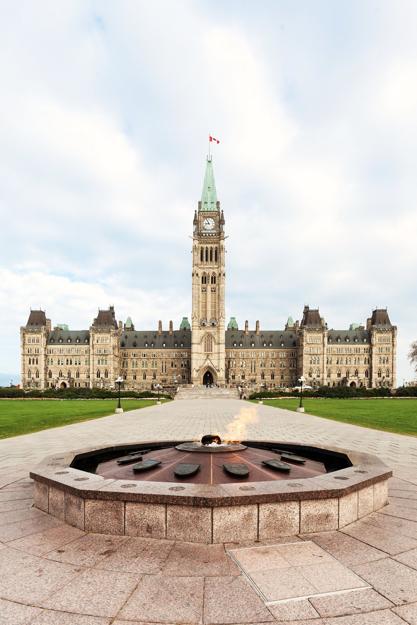 Photo de l'édifice du Parlement et la flamme du centennaire à Ottawa, Canada