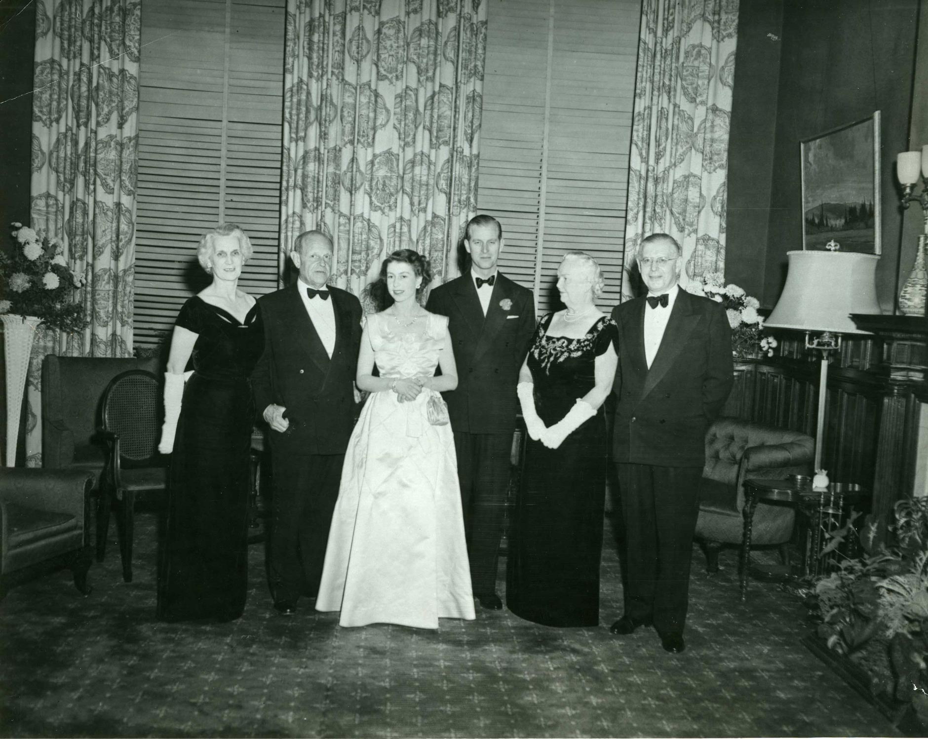La Princesse Elizabeth et le Prince Philip avec le premier ministre Leslie Frost et le lieutenant-gouverneur Ray Lawson et leurs épouses dans les appartements du lieutenant-gouverneur à Queen’s Park en 1951.
