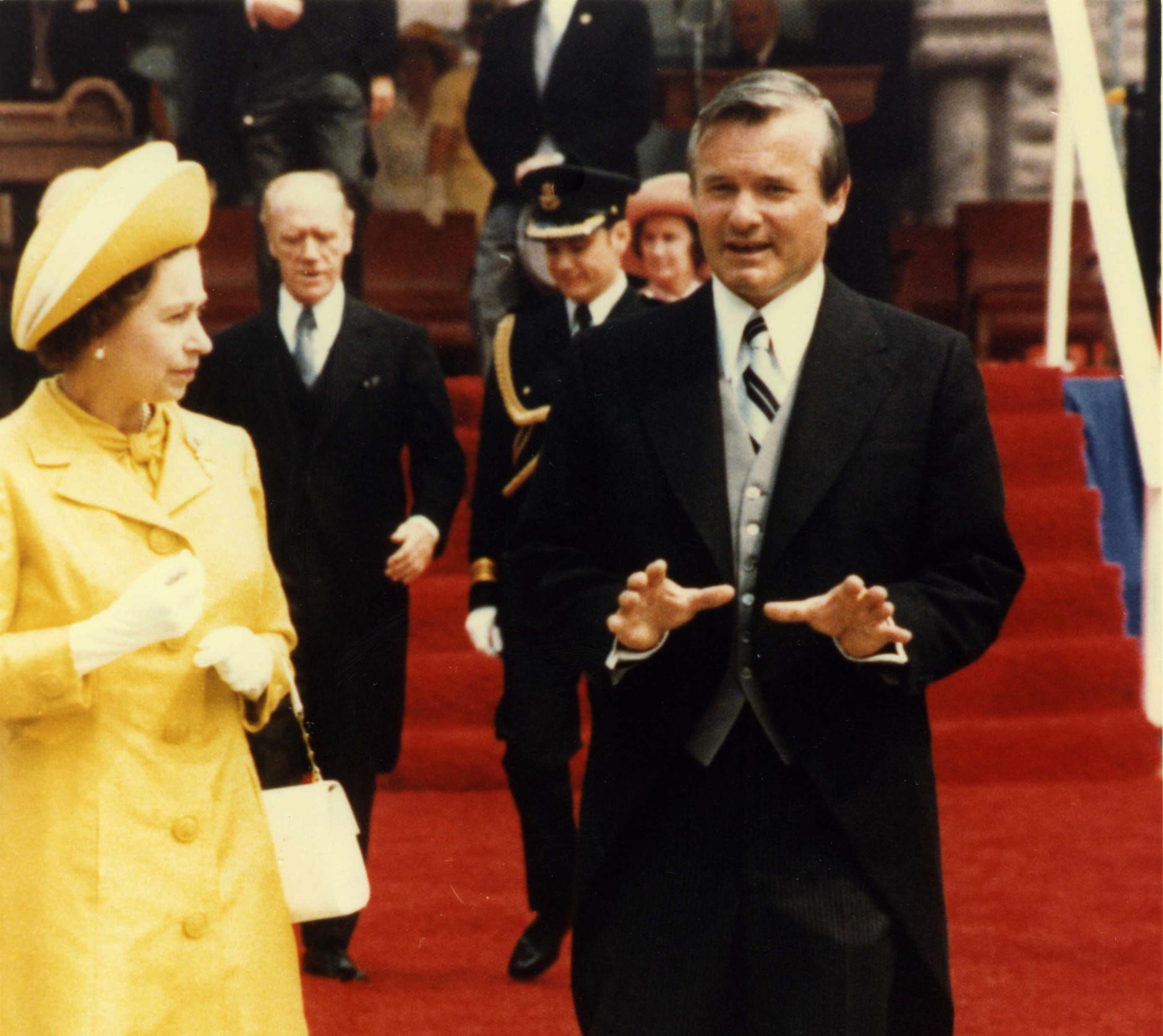 Sa Majesté la reine Elizabeth II avec le premier ministre de l’Ontario Bill Davis devant l’édifice législatif à Queen’s Park en 1973.