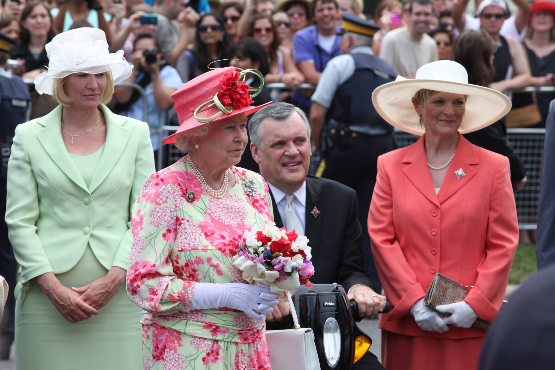Sa Majesté la reine Elizabeth II avec le lieutenant-gouverneur de l'Ontario, David Onley, et Mme Onley en 2010.