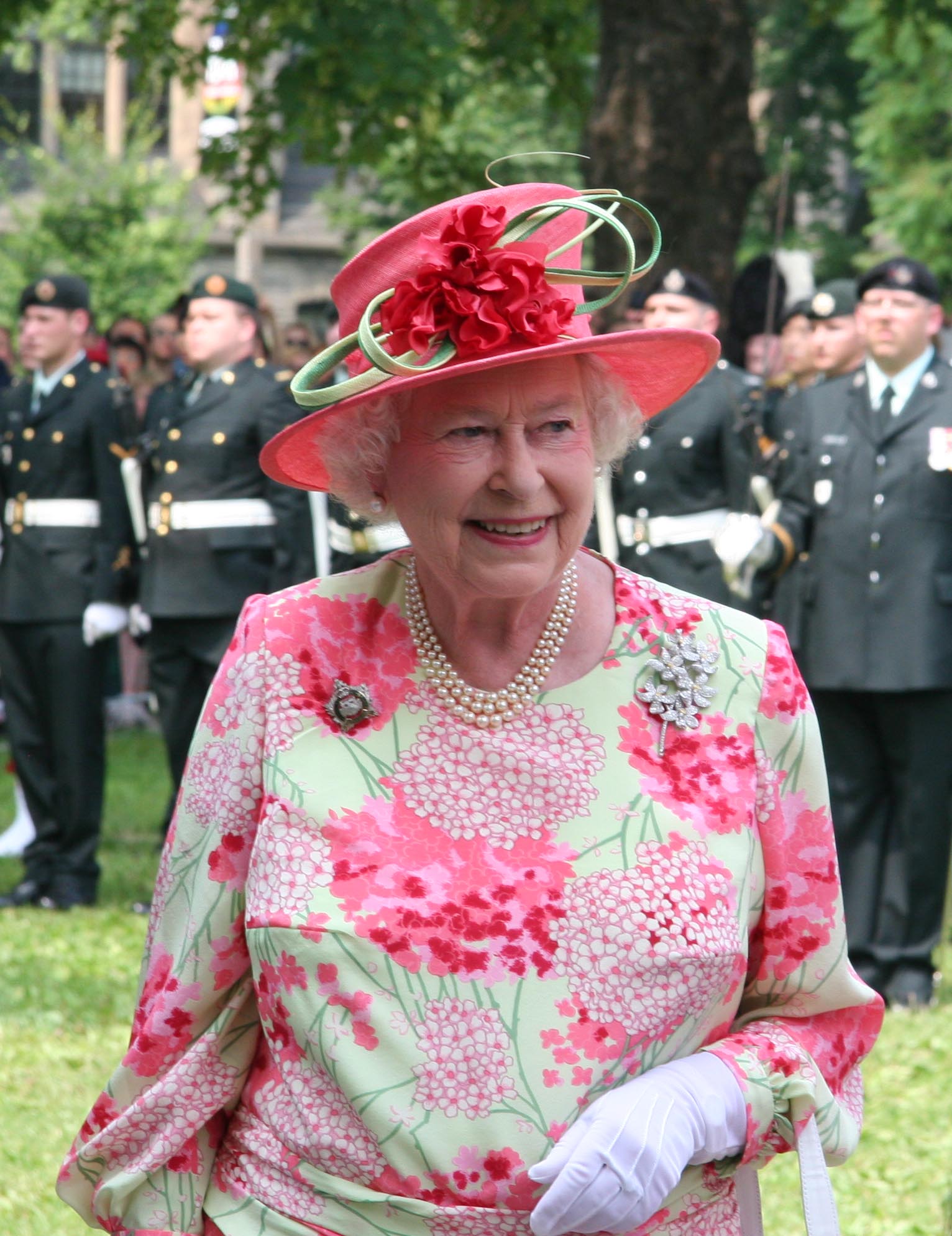 Sa Majesté la reine Elizabeth II pendant une promenade des terrains de l'Assemblée législative de l'Ontario en 2010.