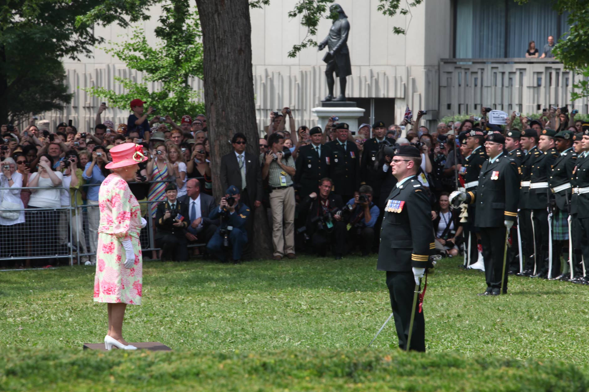 Sa Majesté la reine Elizabeth II se prépare à inspecter les troupes pendant la visite royale de 2010 aux terrains de l’Assemblée législative, Queen's Park.