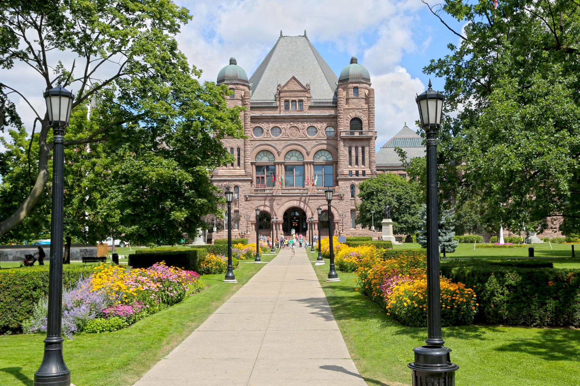 Vue de l'édifice législatif de l'Ontario et les terrains sud
