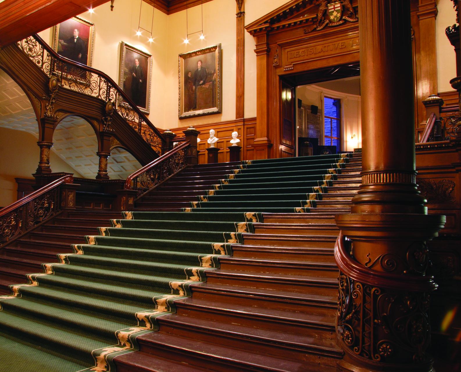 Photo du grand escalier à l'intérieur de l'édifice législatif