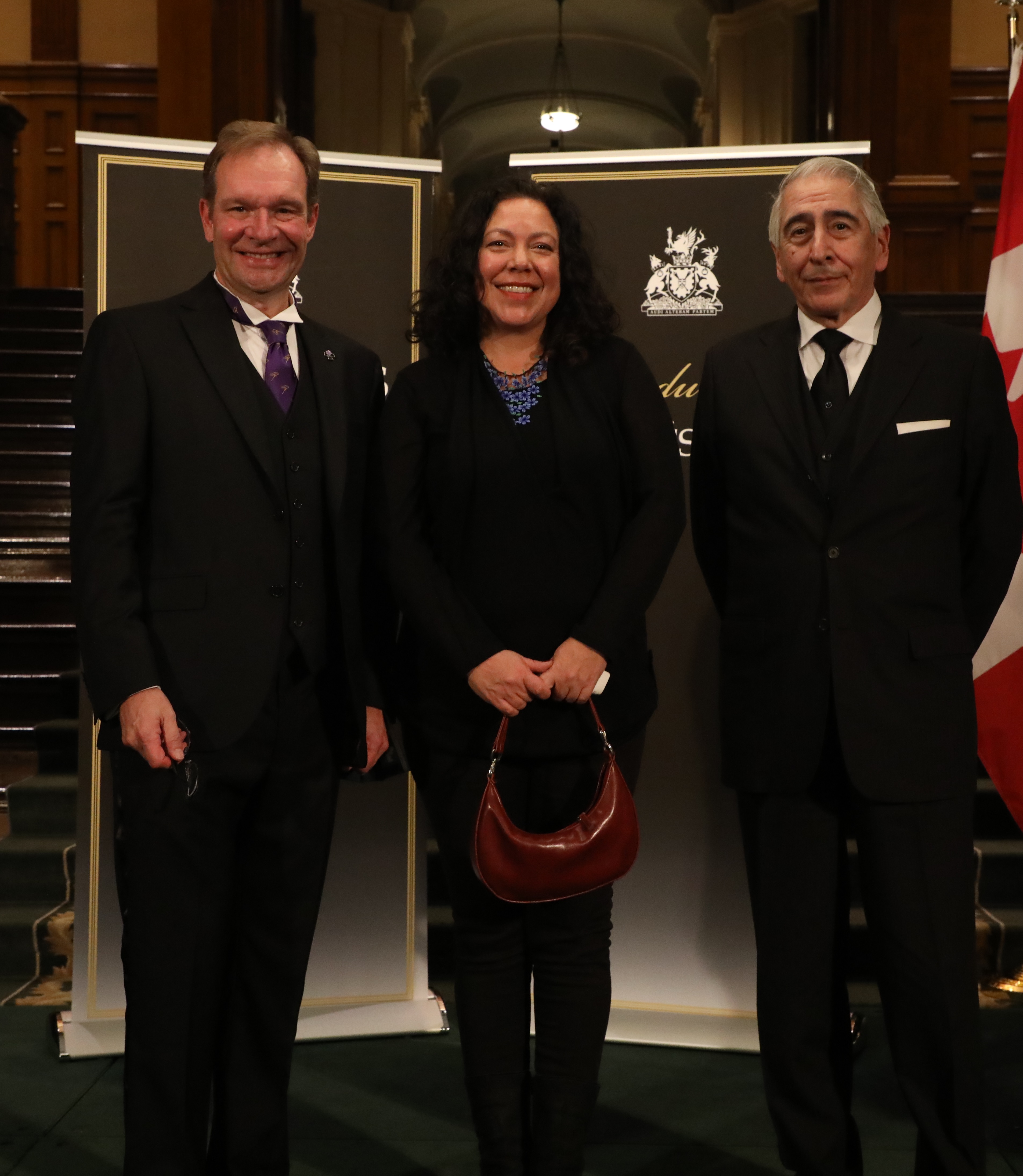 Photo du président Arnott avec Rebeka Tabobondung et Brian Wright-McLeod