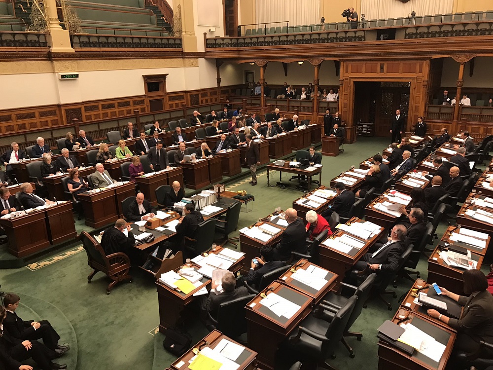Photo des députées et députés de l'Ontario dans la chambre législative.