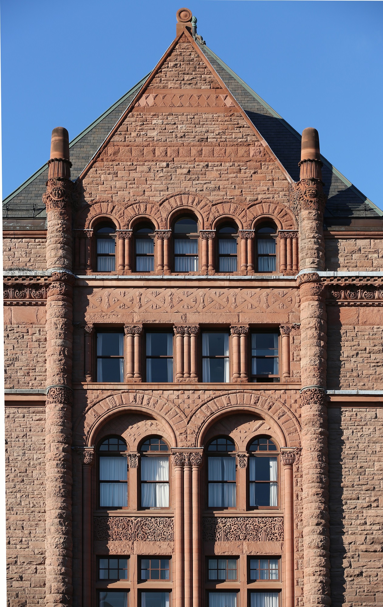 Photo de l'extérieur de l'aile ouest de l'édifice législatif de l'Ontario.