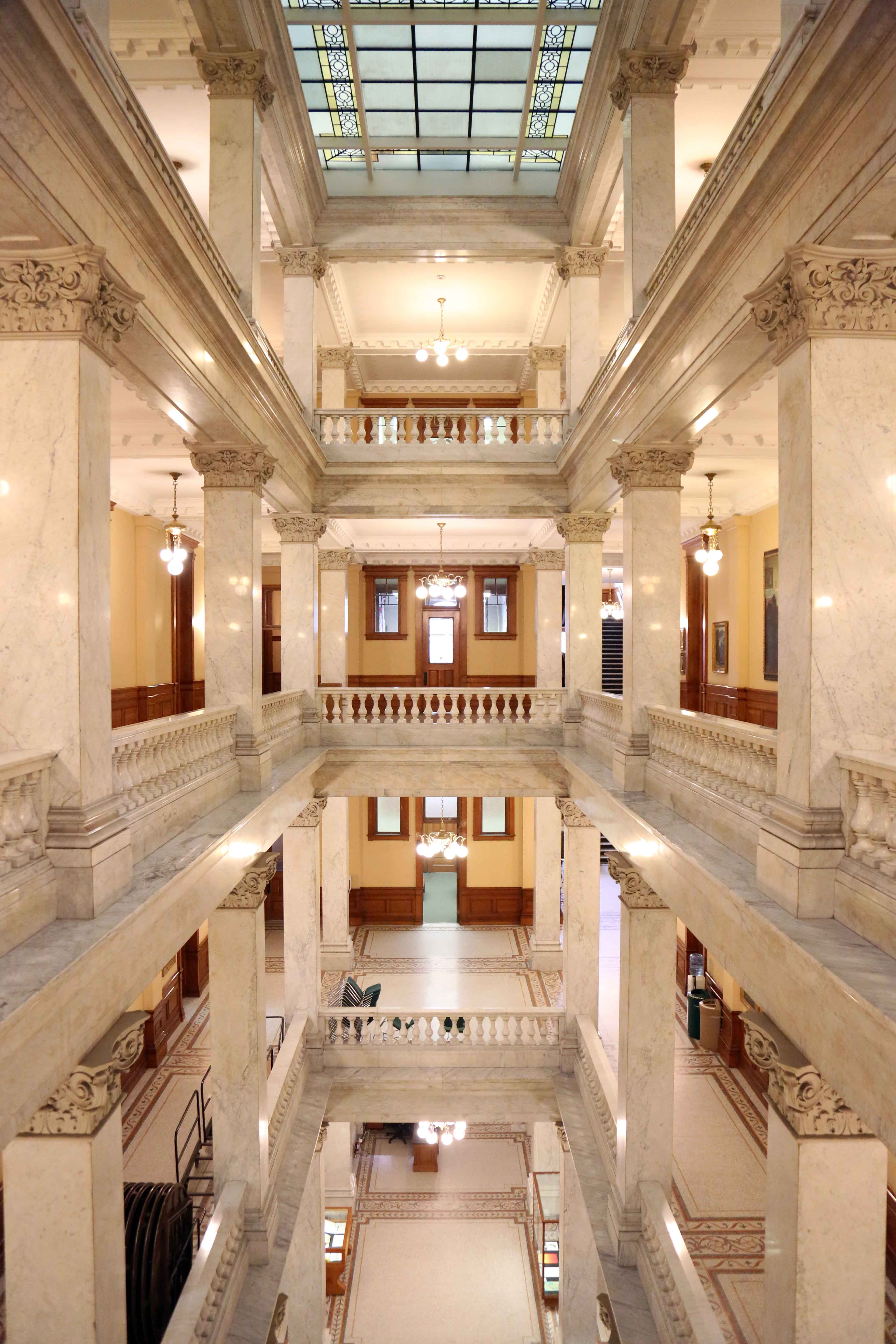 Les quatre niveaux de l’aile ouest ornée de marbre du Palais législatif.