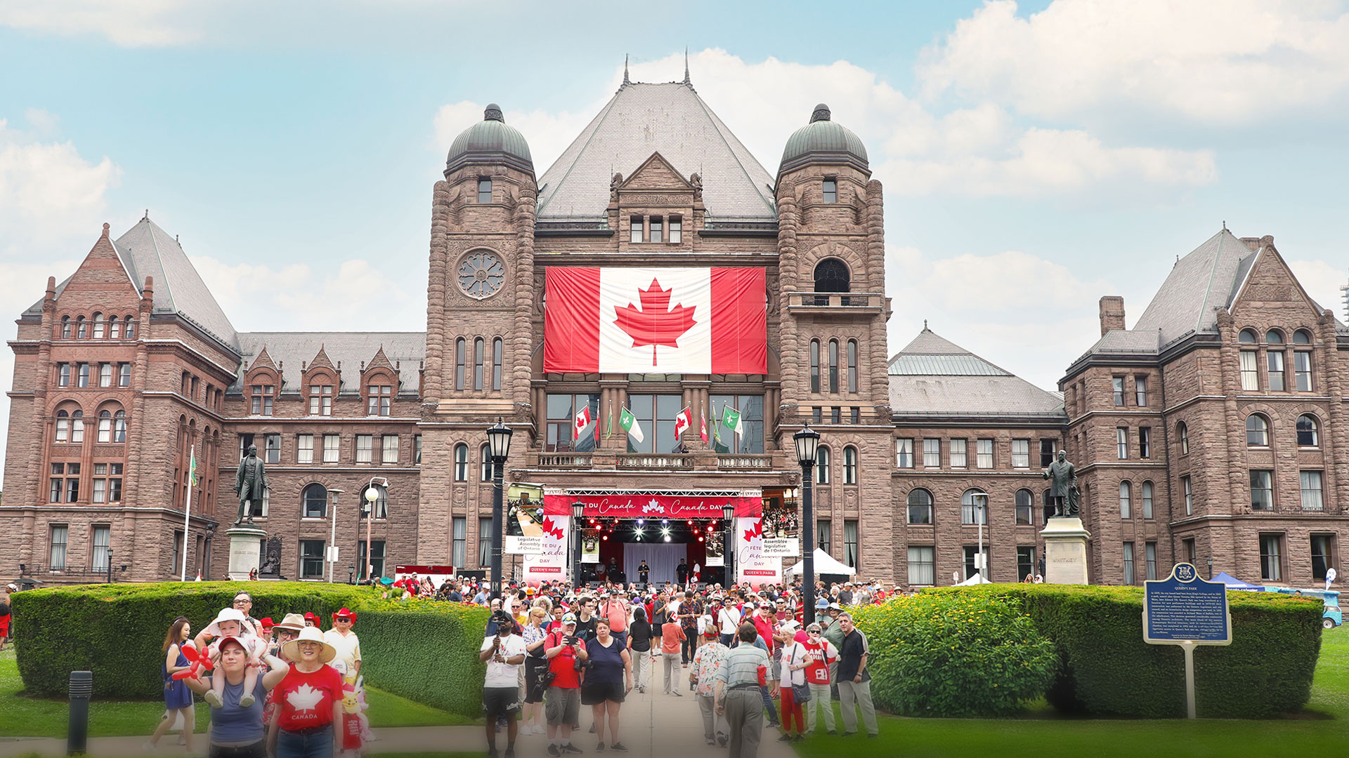 Des personnes marchent sous le soleil vers l’édifice de l’Assemblée législative pendant la Fête du Canada 2025