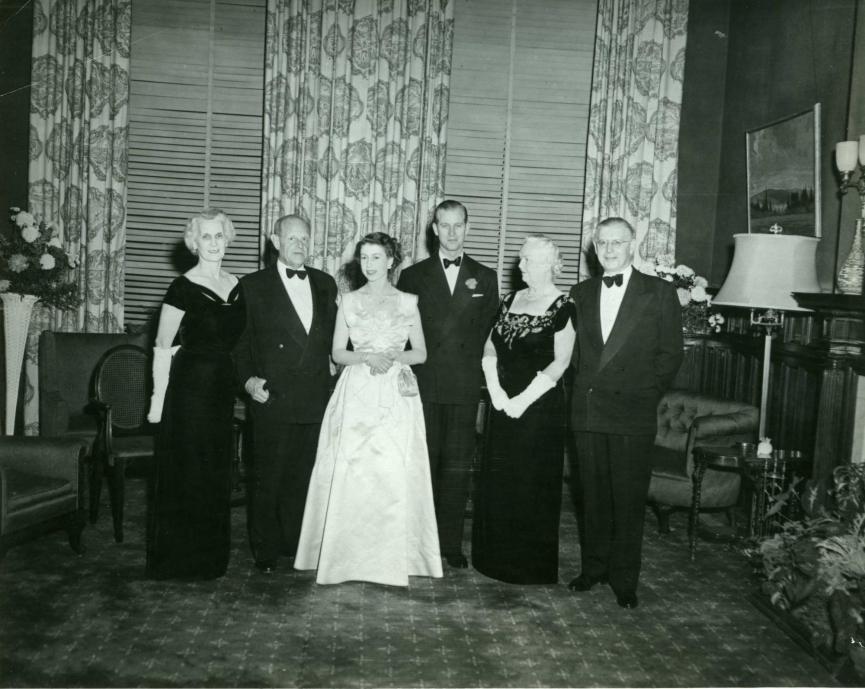 Son Altesse Royale le prince Philip avec Son Altesse Royale la Princesse Elizabeth dans les appartements du lieutenant-gouverneur, édifice législatif de l'Ontario, 1951