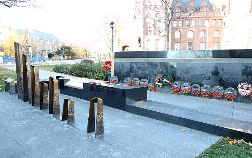 Le Monument commémoratif de la guerre en Afghanistan et le Monument aux anciens combattants de l’Ontario.