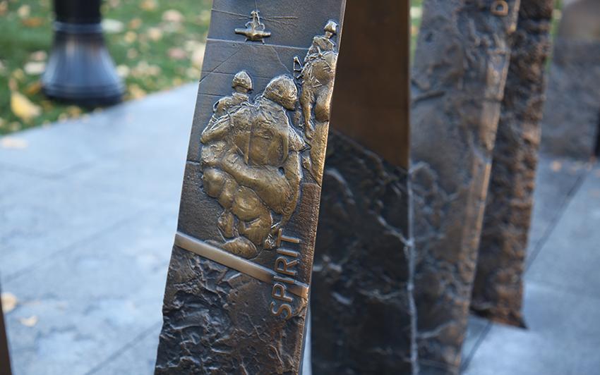 Des détails de l’élément en bronze du Monument commémoratif de la guerre en Afghanistan.
