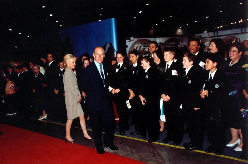 Le duc d'Édimbourg rencontre les pages législatifs lors du « Showcase Ontario » pendant la visite royale de 2002.